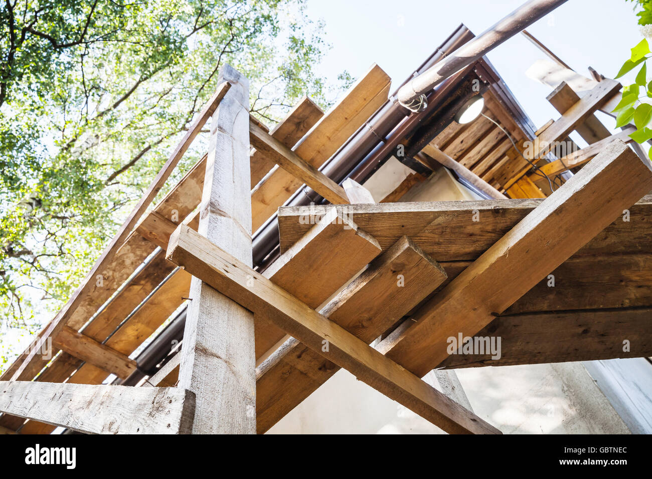 Impalcature in legno, casa rurale facciata è in costruzione Foto Stock