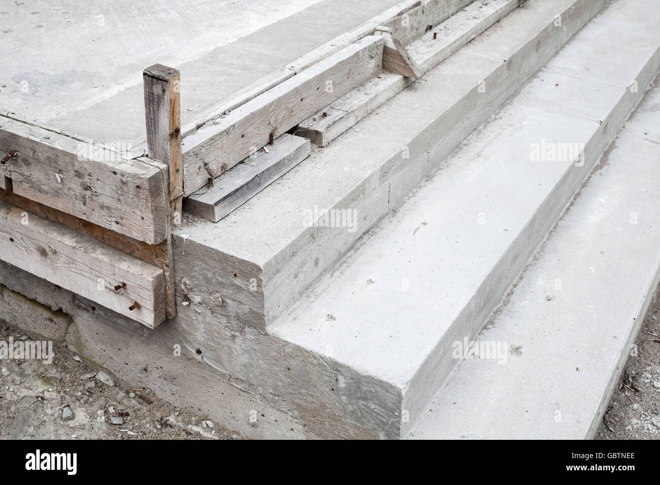 Scale bianche in costruzione, passi concreti e forme di legno Foto Stock