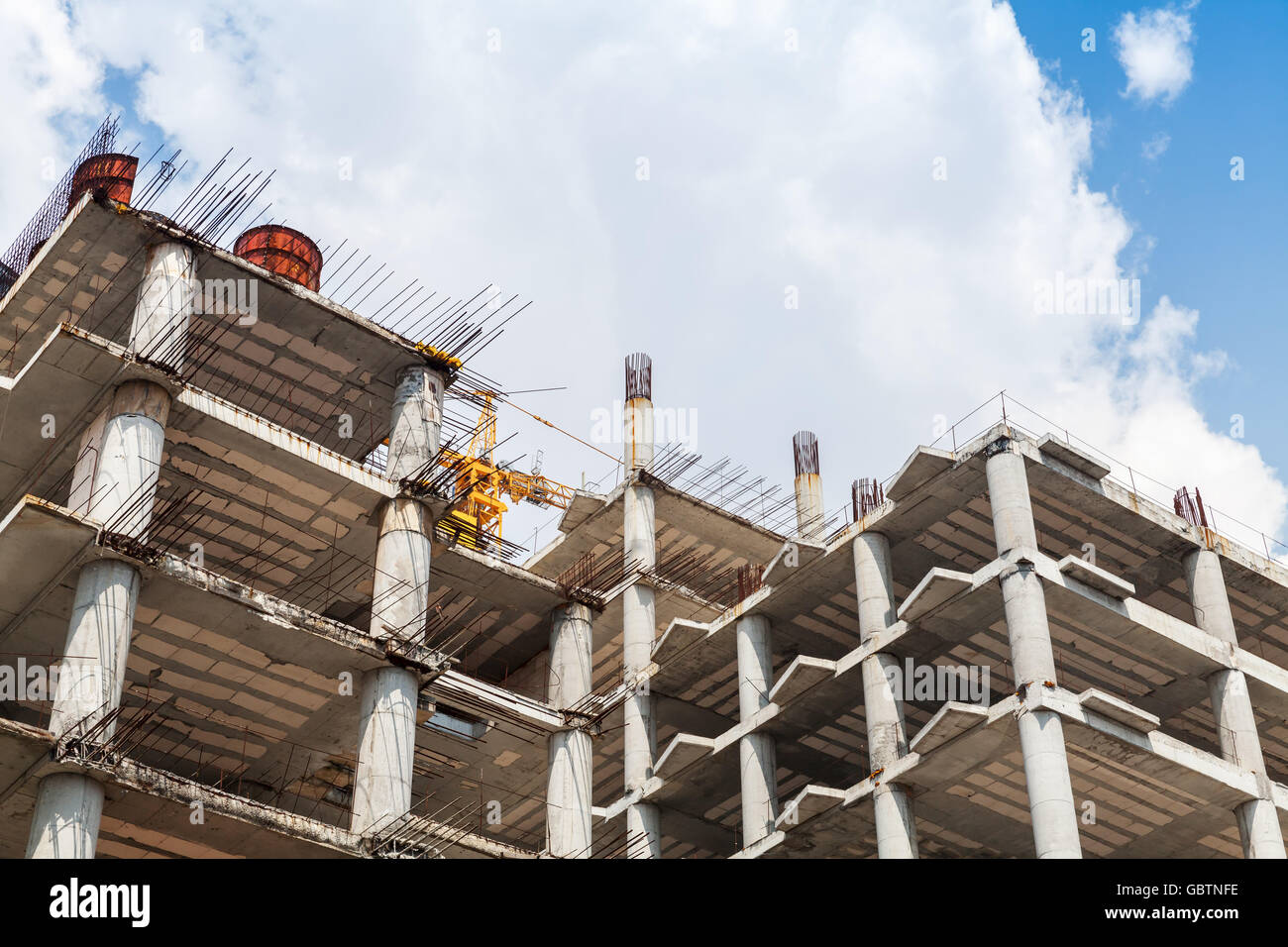 Abstract architettura industriale sfondo, moderno blocco di appartamenti è in costruzione, pavimenti in cemento e colonne Foto Stock