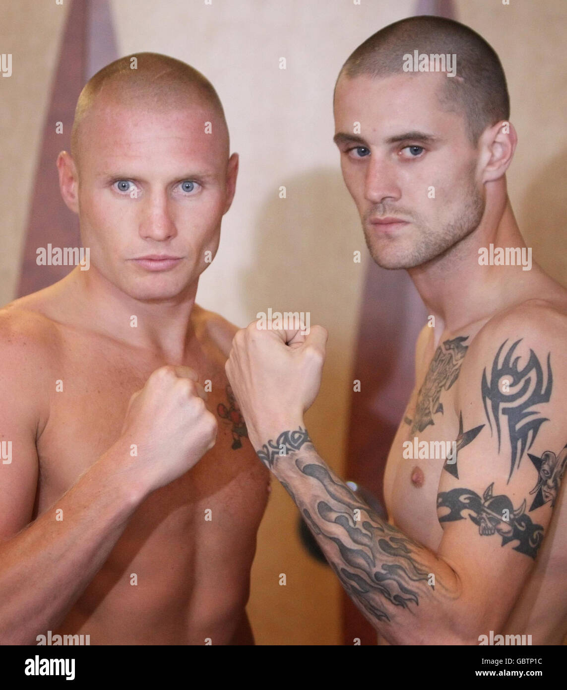 Kevin o'Hara (a sinistra) e Ricky Burns si sono piazzati durante la pesatura davanti al loro Commonwealth Super-Featherweight Champion combattere domani sera, al Thistle Hotel, Glasgow. Foto Stock