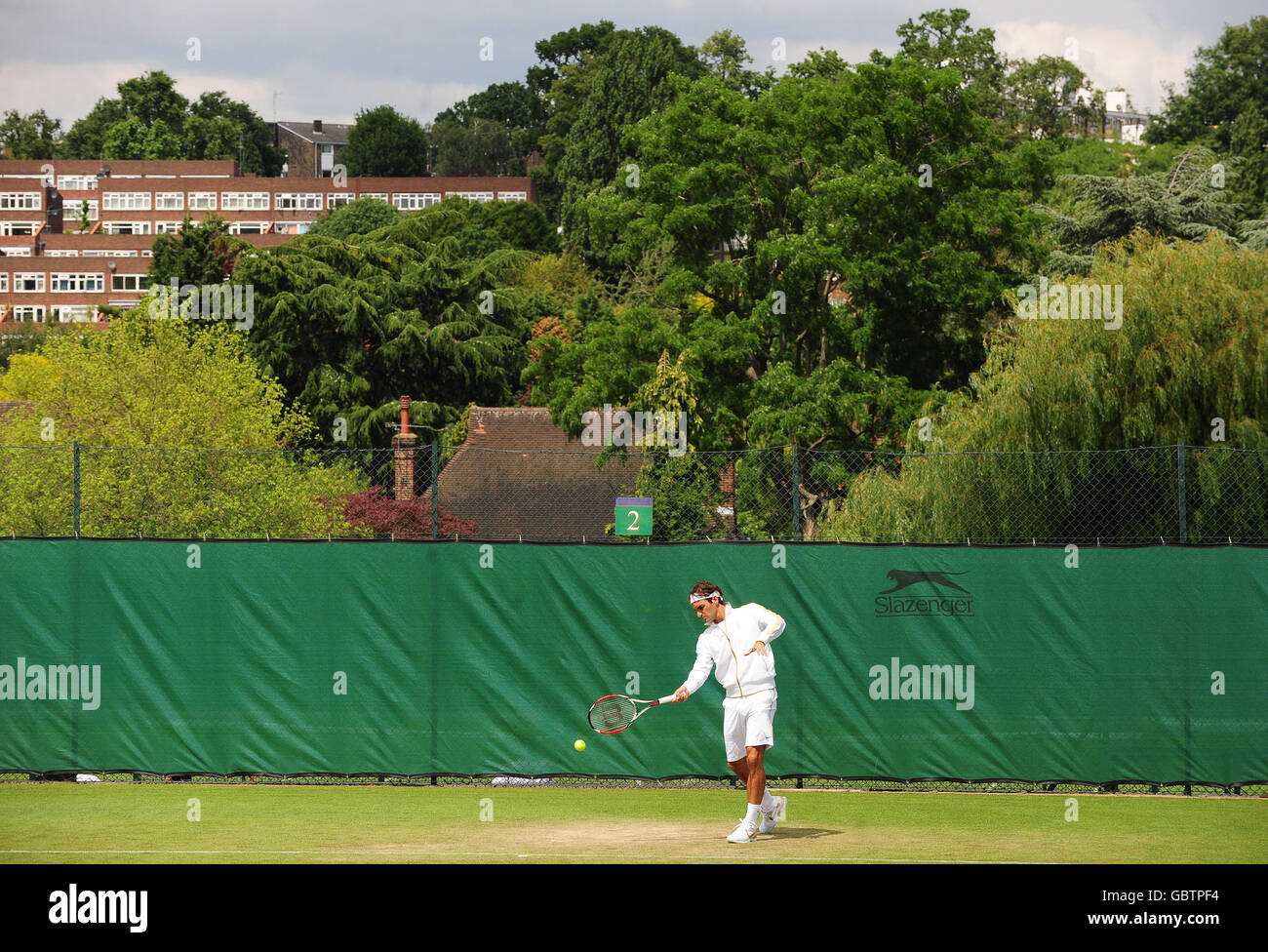 Tennis - Campionati di Wimbledon 2009 - Anteprima - The All England Lawn Tennis and Croquet Club. Roger Federer in Svizzera si esercita presso l'All England Lawn Tennis and Croquet Club di Wimbledon, Londra. Foto Stock