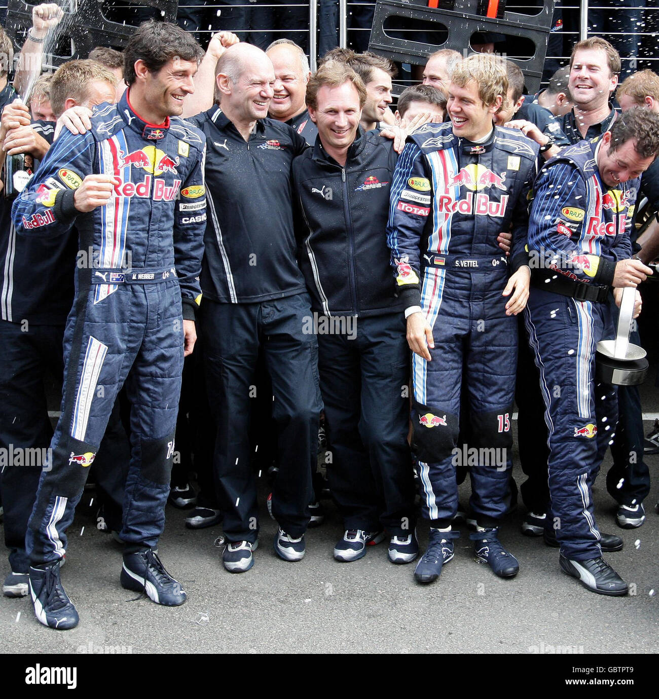 Sebastian Vettel di Red Bull celebra la vittoria con Mark Webber (a sinistra) Adrian Newey (2° a sinistra) Christian Horner, Red Bull Racing Sporting Director (al centro) durante il Gran Premio di Gran Bretagna a Silverstone, Northamptonshire. Foto Stock
