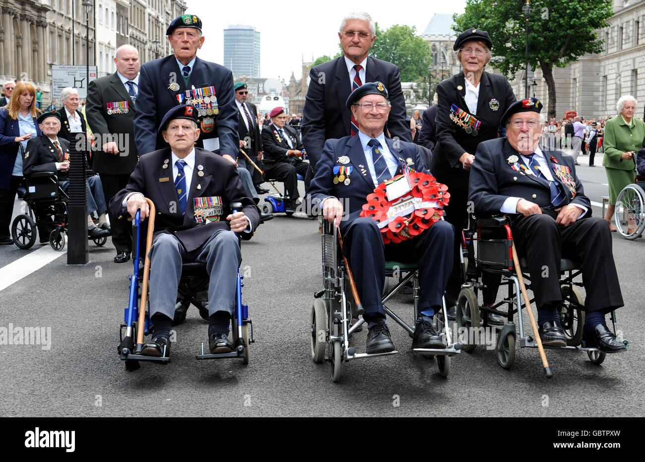 I membri dell'Associazione dei Veterani della Normandia assistono ad una cerimonia di posa della corona al Cenotaph, a Whitehall, nel centro di Londra, che segnò il 65° anniversario degli sbarchi del D-Day della seconda guerra mondiale, in cui si combatterono. Foto Stock