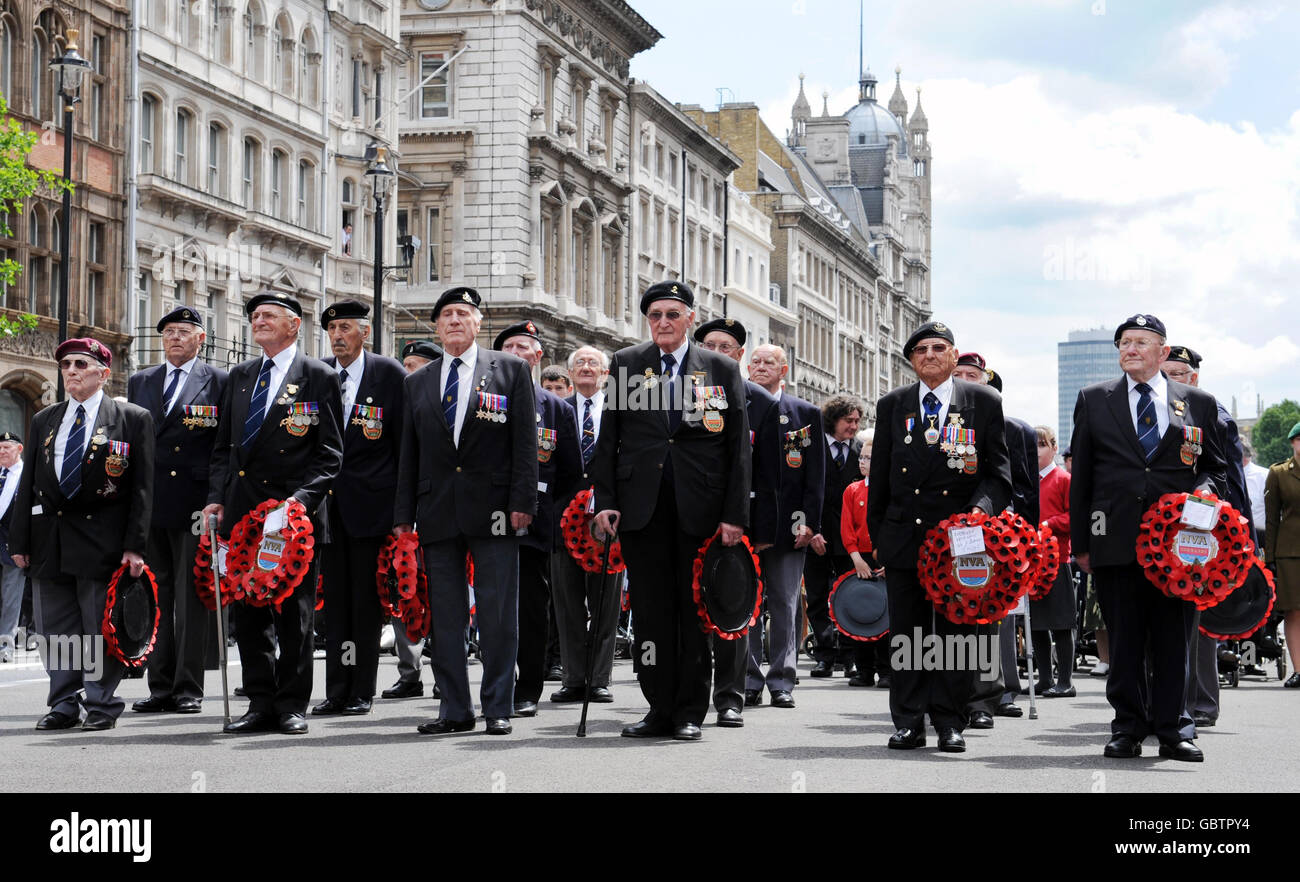I membri dell'Associazione dei veterani di Normandia hanno deposto le corone al Cenotaph, a Whitehall, nel centro di Londra, in occasione del 65° anniversario degli sbarchi del D-Day della seconda guerra mondiale, in cui hanno combattuto. Foto Stock