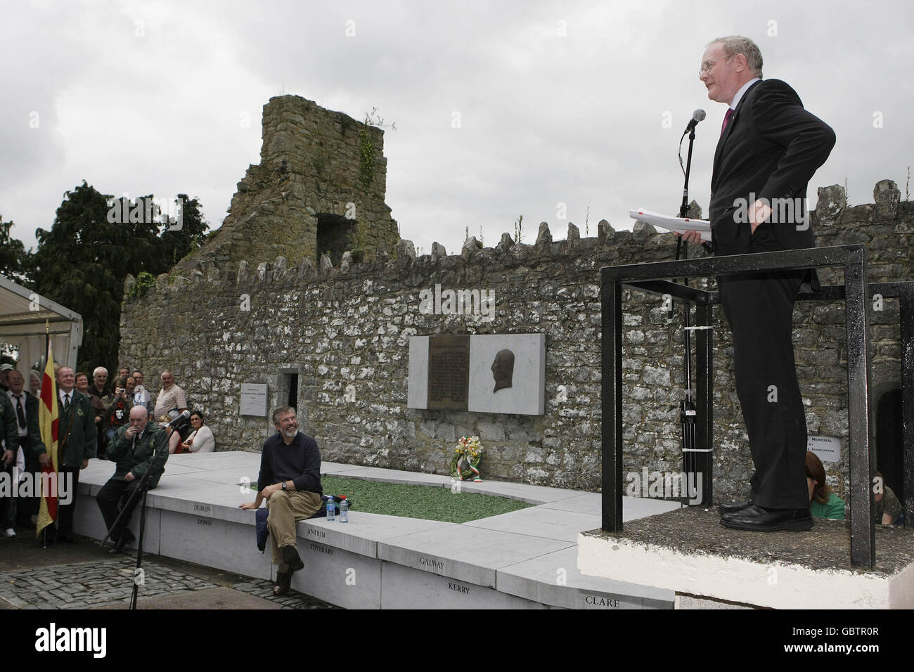 Il vice primo ministro dell'Irlanda del Nord Martin McGuinness si rivolge ai sostenitori dei partiti durante la commemorazione annuale di Wolfe Tone a Bodenstown, Co Kildare. Foto Stock