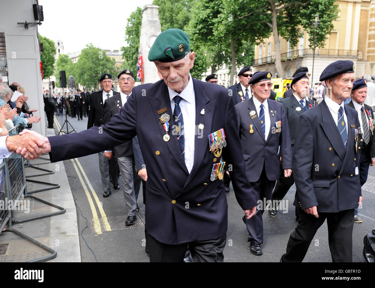 I membri della Normandy Veterans Association marciano dopo una cerimonia di deposizione della corona al Cenotaph, a Whitehall, nel centro di Londra, in occasione del 65° anniversario degli sbarchi del D-Day della seconda guerra mondiale, in cui hanno combattuto. Foto Stock