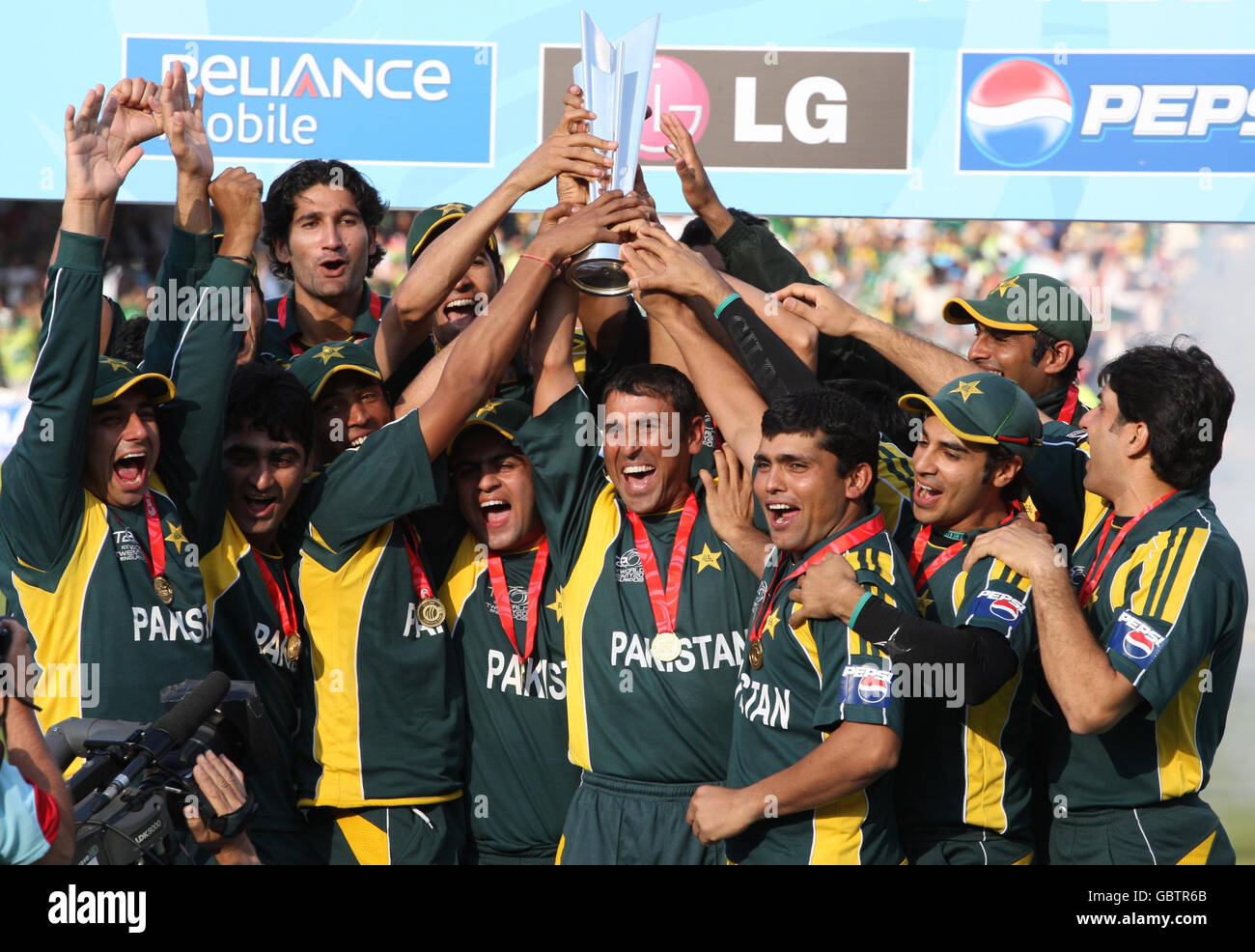 Il capitano pakistano Younis Khan alza il trofeo e festeggia con i compagni di squadra dopo la vittoria sullo Sri Lanka durante la finale del Mondiale ICC Twenty20 a Lords, Londra. Foto Stock