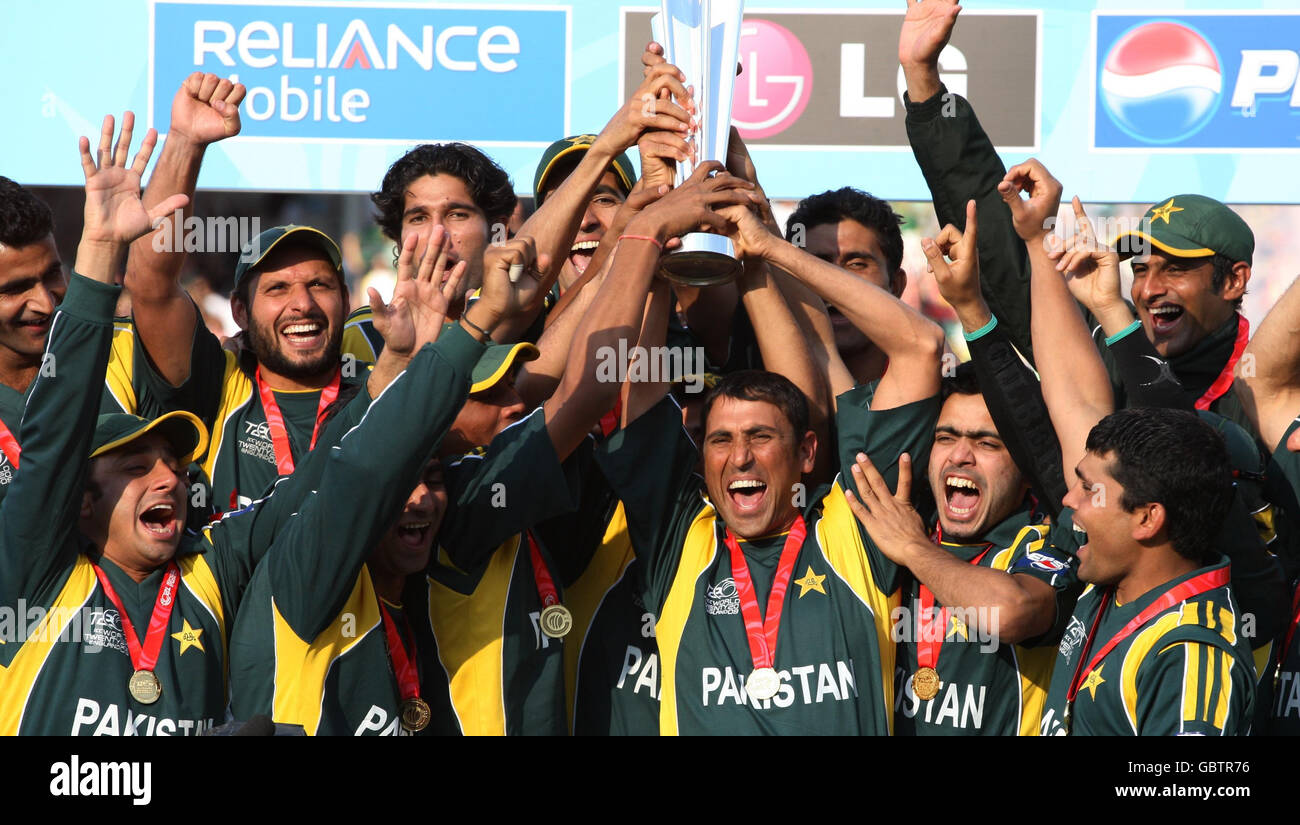 Il capitano del Pakistan Younis Khan alza il trofeo e festeggia con il compagno di squadra dopo la vittoria sullo Sri Lanka durante la finale del mondo ICC Twenty20 a Lords, Londra. Foto Stock