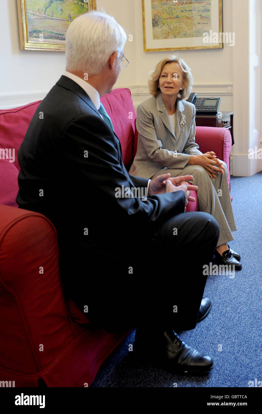 Il Cancelliere Alistair Darling incontra la sua controparte spagnola, Vice primo Ministro per gli Affari economici Sra.Elena Salgado al Tesoro di Londra. Foto Stock