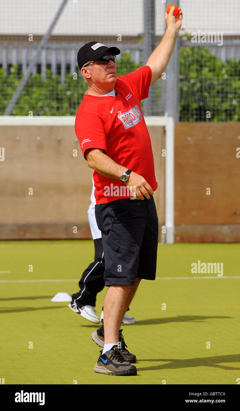 Allan Border si è Unito all'anno 7 alunni alla Lillian Bayliss Technology School per gestire una clinica di cricket Red Dust Role Models in associazione con Surrey Cricket Development. Foto Stock Allan Border si è Unito all'anno 7 alunni alla Lillian Bayliss Technology School per gestire una clinica di cricket Red Dust Role Models in associazione con Surrey Cricket Development. Foto Stock