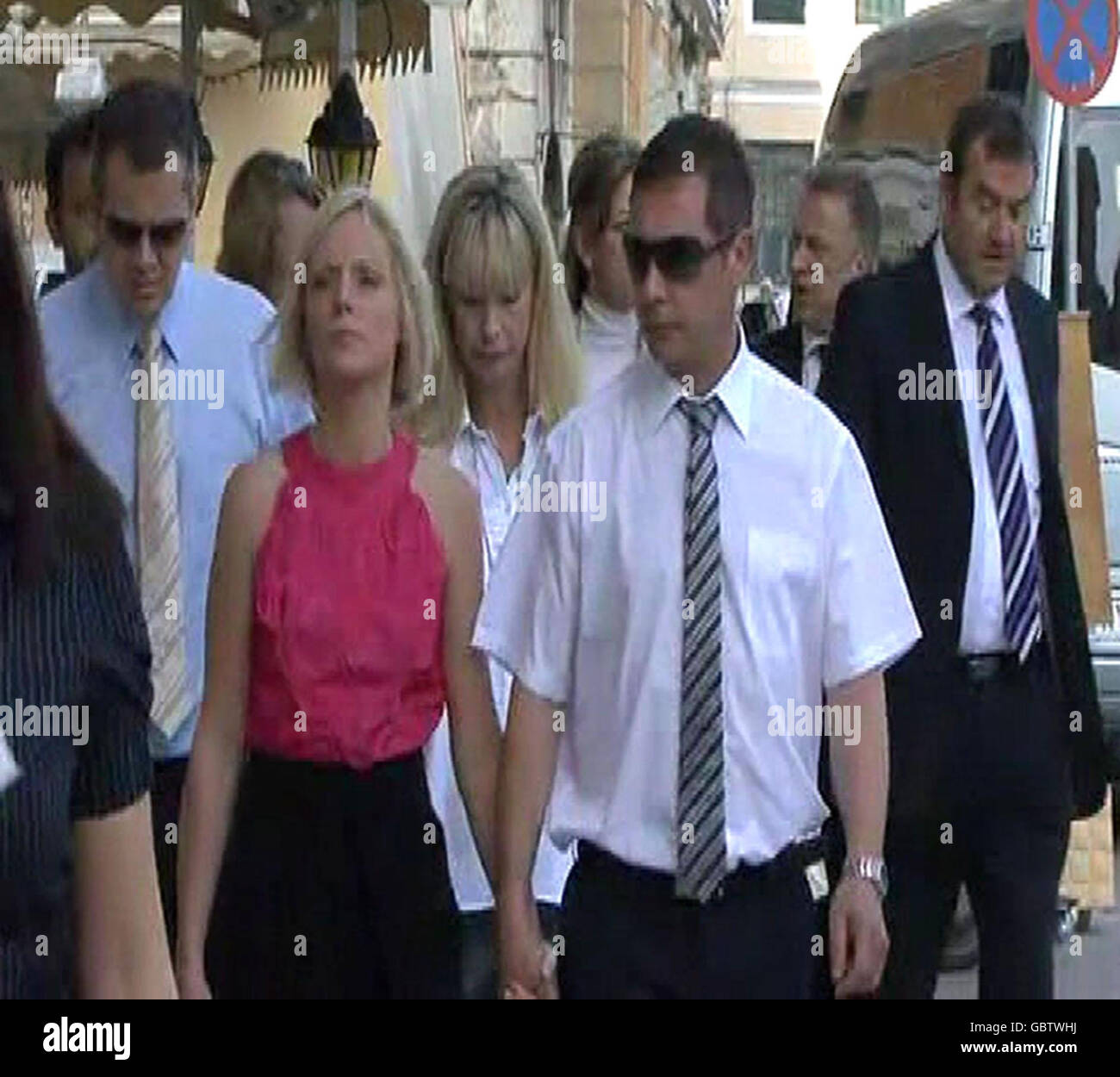 Un videograb di (da L-R) Paul Wood, steppather, Ruth Beatson, Sharon Wood, madre e Neil Shepherd, padre di Christianne Shepherd, sette, e suo fratello Robert, sei, che sono stati gassati a morte in una tragedia di festa quasi tre anni fa a Corfù. La famiglia ha colpito fuori dopo la loro attesa di giustizia è stata prolungata per altri sei mesi. Foto Stock