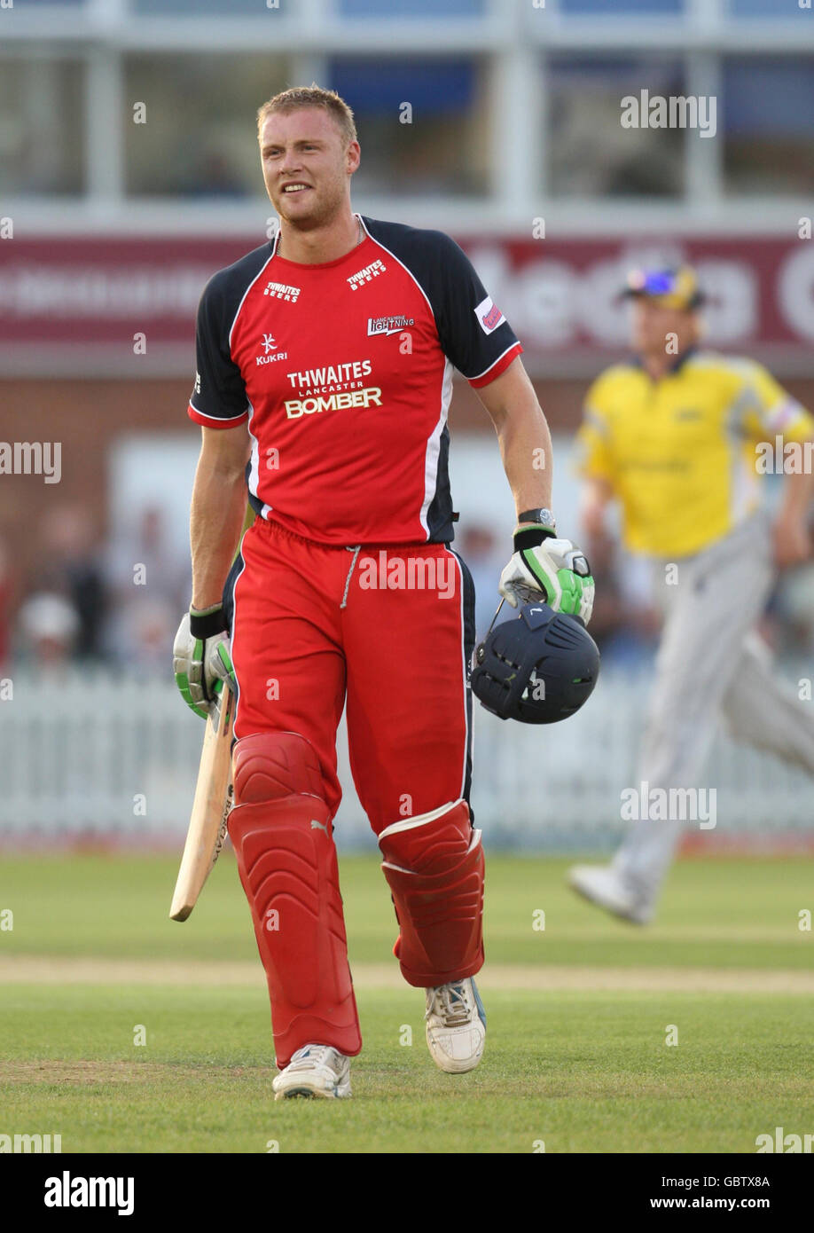 Cricket - Twenty20 Cup 2009 - North Division - Derbyshire / Lancashire - County Ground. Andrew Flintoff sorride dopo essere stato catturato per il 93 nell'ultima volta durante la partita della Twenty20 Cup al County Ground, Derby. Foto Stock