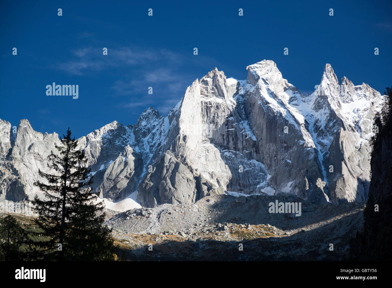 In Svizzera, le Alpi, il gruppo Sciora dalla Val Bondasca Foto Stock