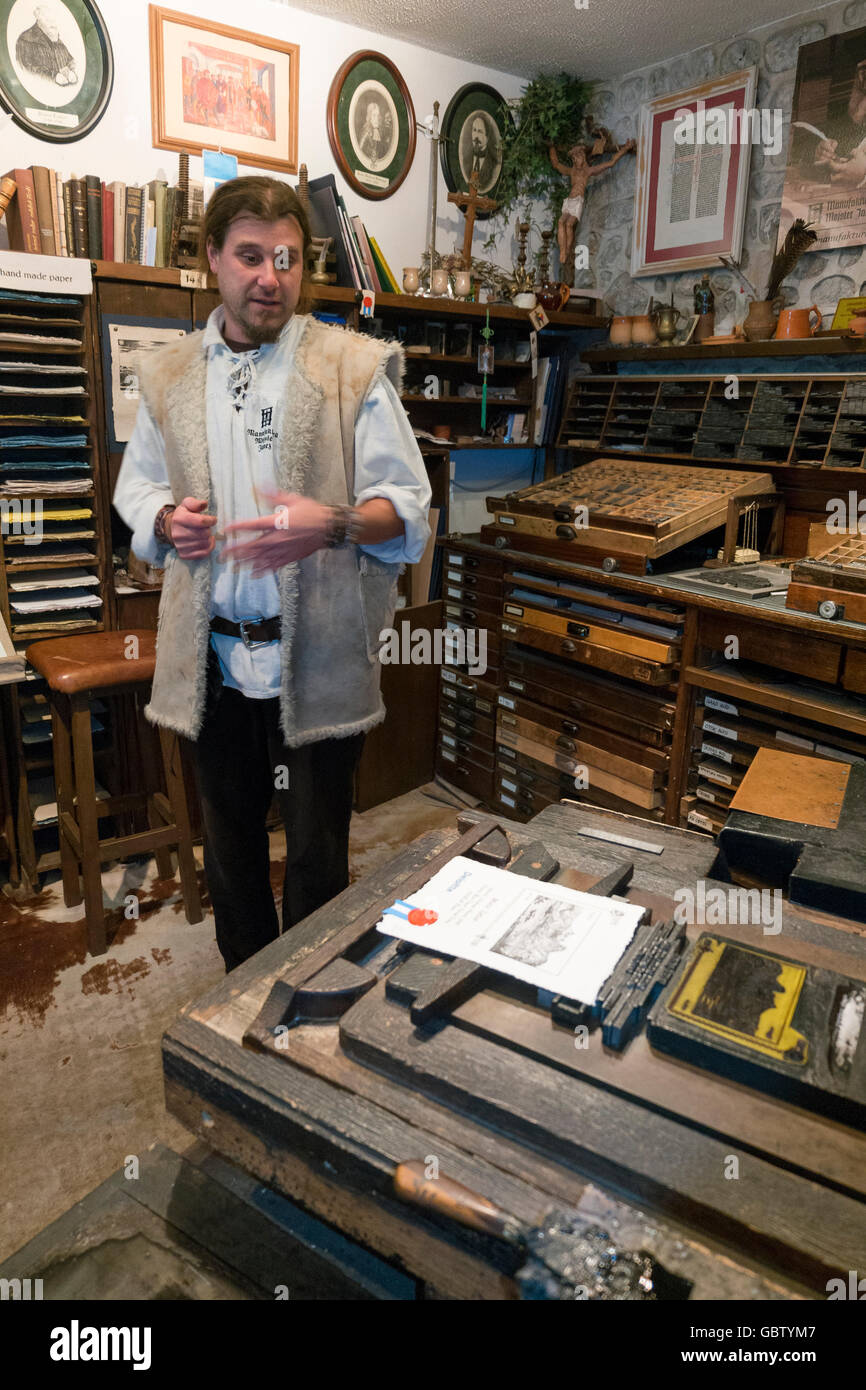 La Slovenia, il castello di Bled, il castello di lavori di stampa alloggia un ricostruito Gutenberg di legno della macchina da stampa Foto Stock