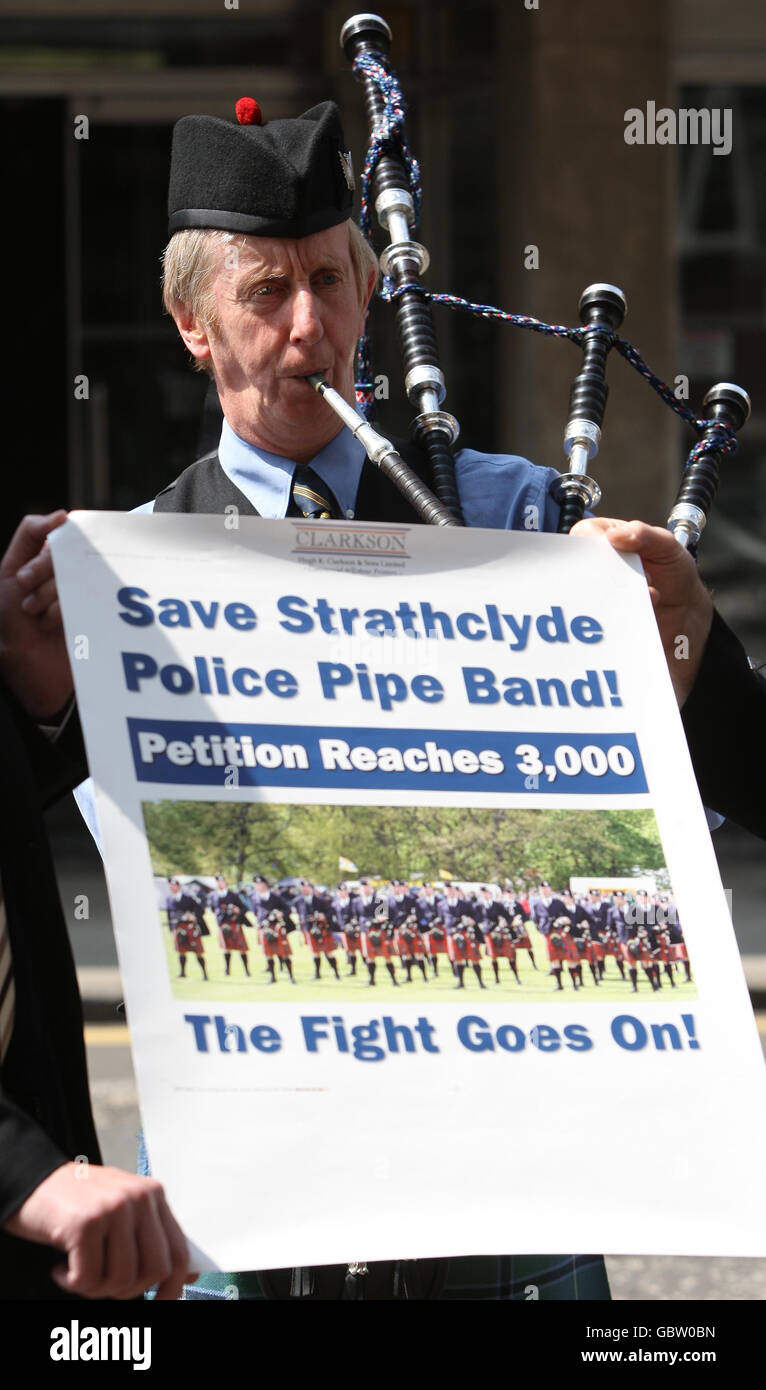 Piper Willie Park gioca come una petizione è presentata al Constable capo della polizia di Strathclyde esprimendo preoccupazione per i tagli pianificati alla banda di tubi della forza a Glasgow. Foto Stock