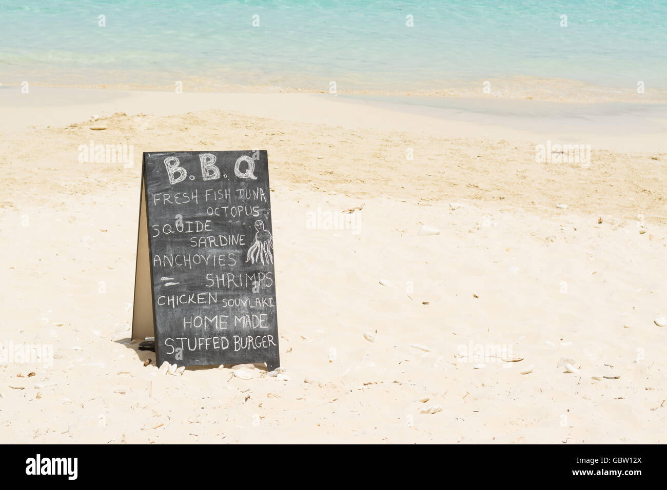 Barbecue sulla spiaggia segno sulla spiaggia di Antipaxos, Grecia Foto Stock