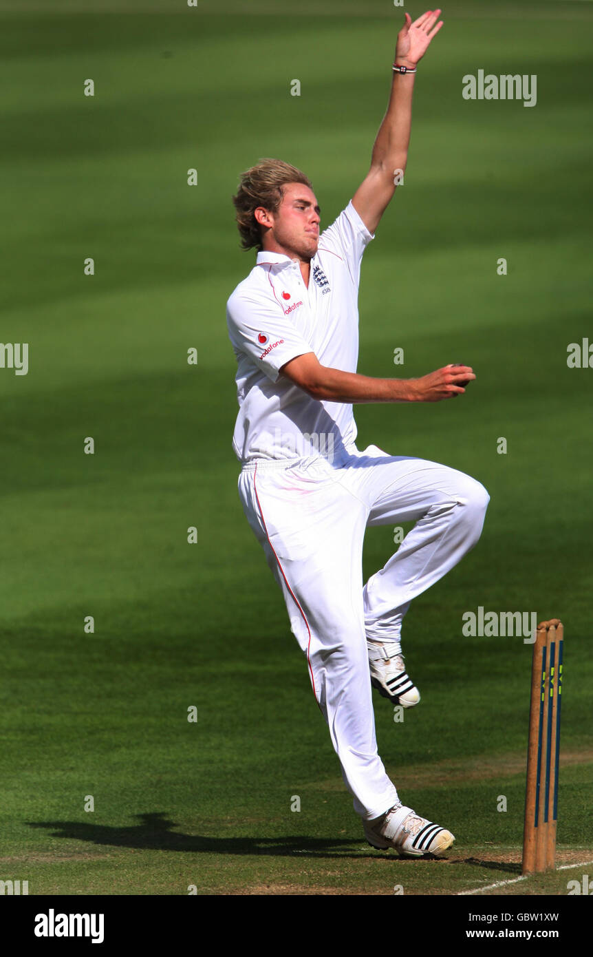 Inghilterra bowler Stuart Broad durante una partita amichevole a Edgbaston, Birmingham. Foto Stock