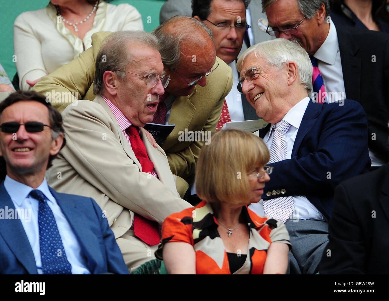 Sir David Frost e Sir Michael Parkinson nel Royal Box durante i Campionati di Wimbledon all'All England Lawn Tennis and Croquet Club di Wimbledon, Londra. Foto Stock