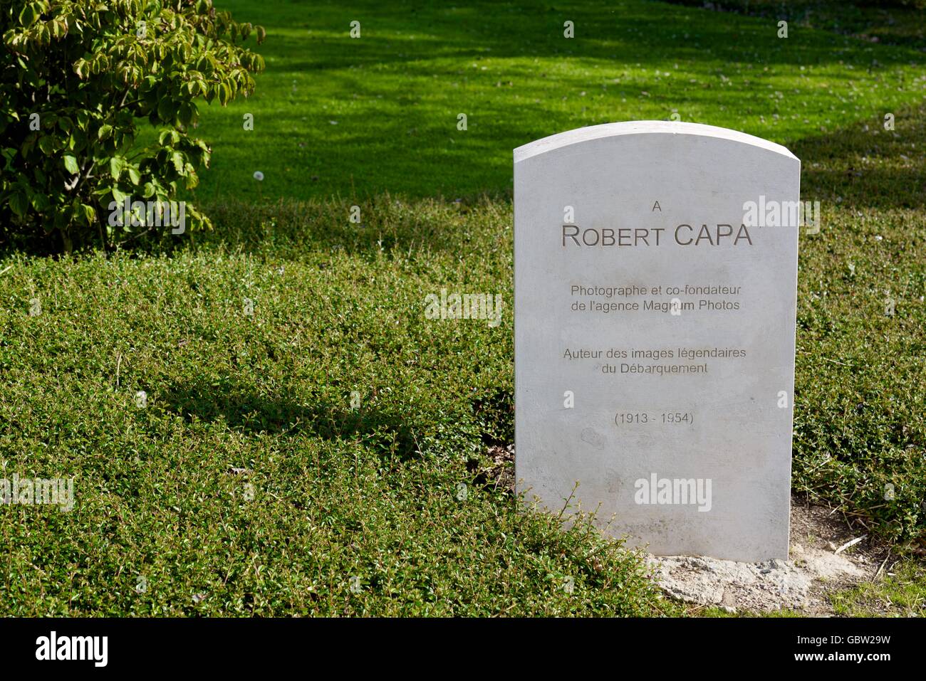 Stone dedicata al fotografo Robert Capa, situato intorno al museo dedicato al sovraccarico della Normandia di Bayeux, Normandia, Foto Stock