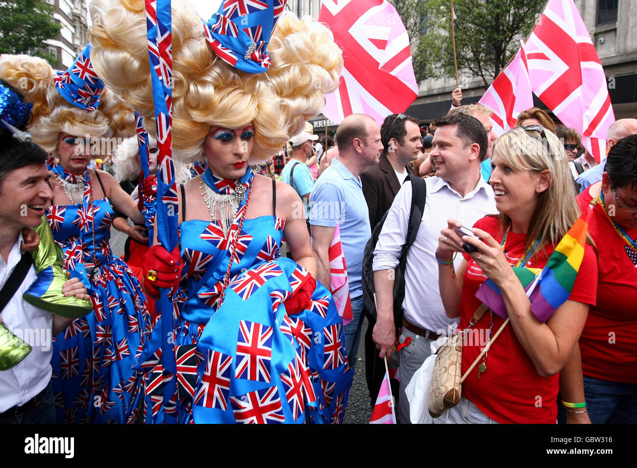 Marchers e altri sostenitori si riuniscono per la Pride London Parade attraverso la capitale. Foto Stock