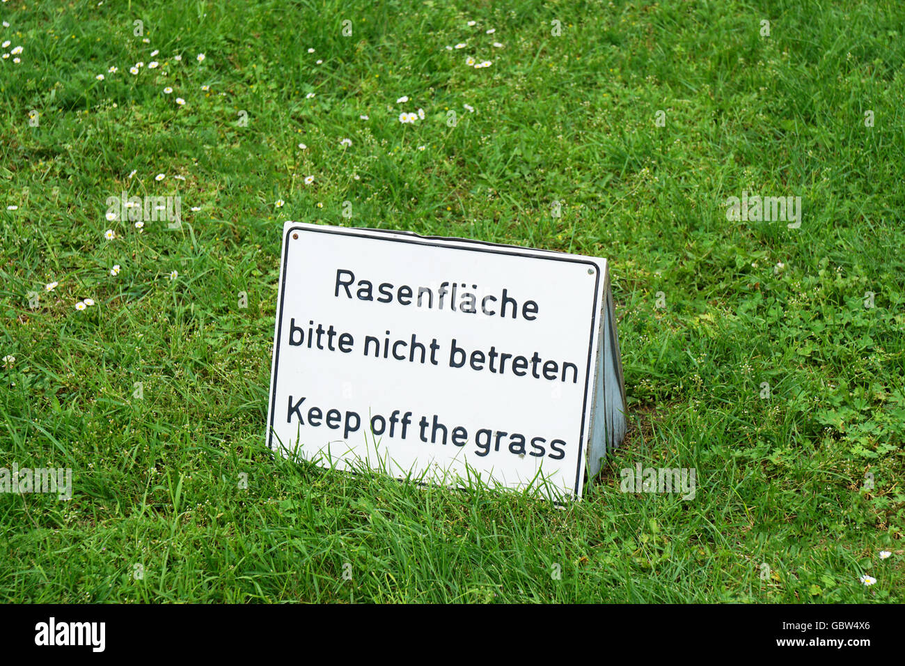 Mantenere bilingue del segno di erba in Germania Foto Stock