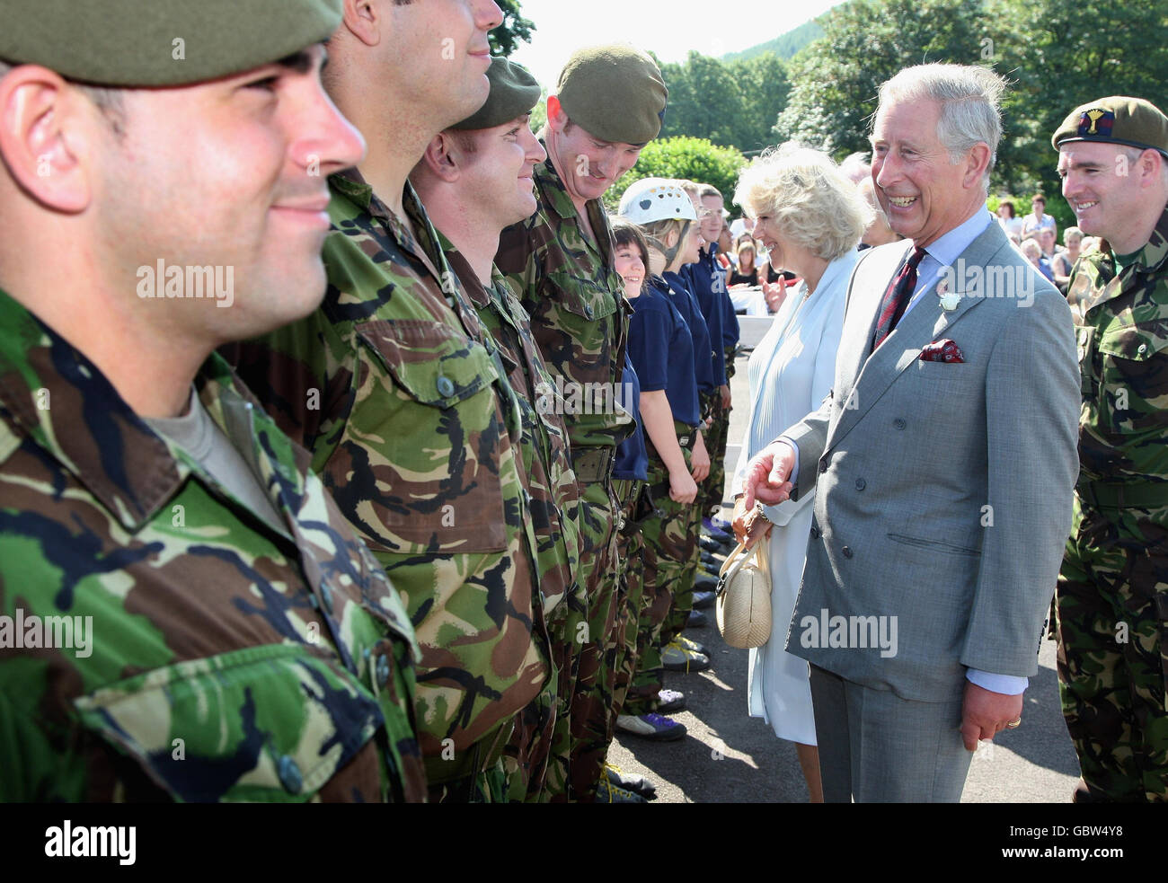 Camilla, Duchessa di Cornovaglia e il Principe Carlo, Principe di Galles, incontrano il personale della Combined Cadet Force (CCF) durante una visita alla Treorchy Comprehensive School in Galles. Foto Stock