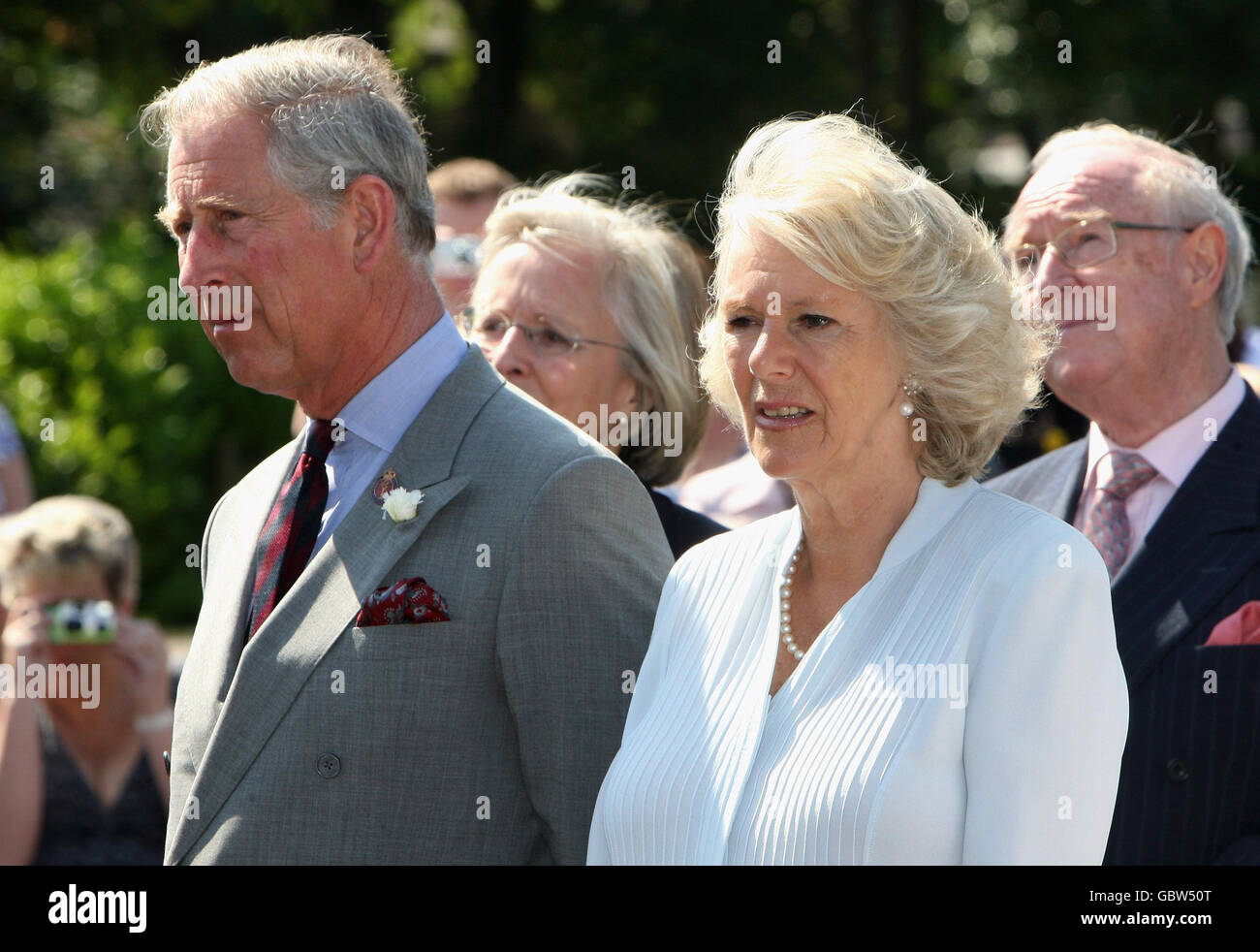 Camilla, Duchessa di Cornovaglia e il Principe Carlo, Principe di Galles, incontrano il personale della Combined Cadet Force (CCF) durante una visita alla Treorchy Comprehensive School in Galles. Foto Stock