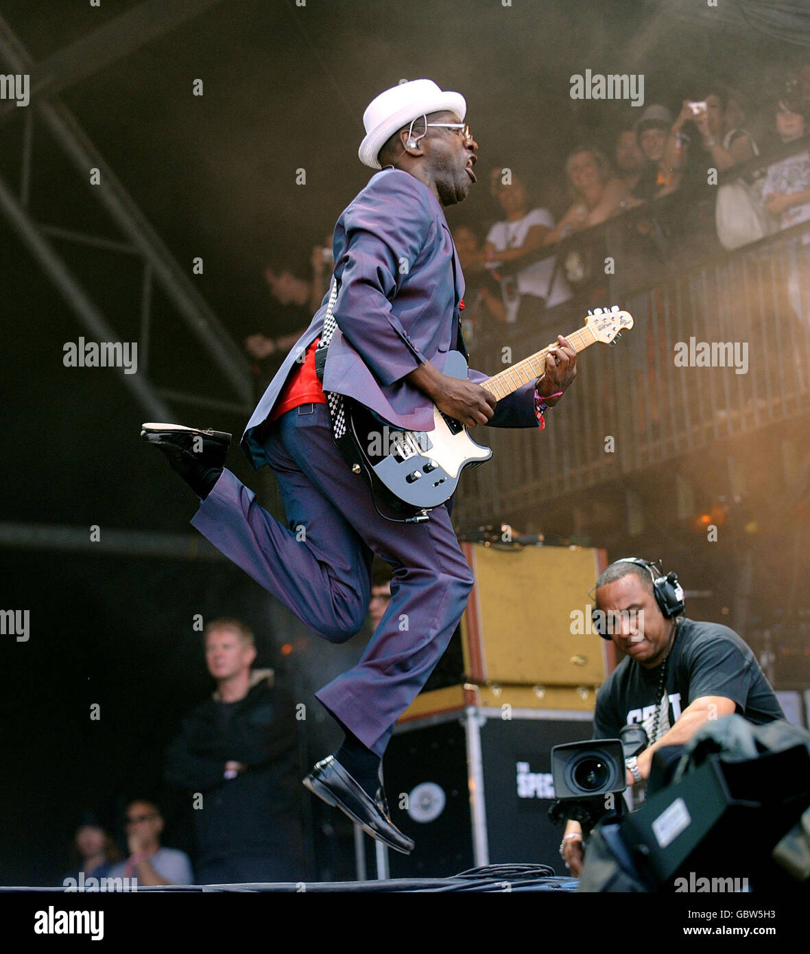 Lynval Golding of the Specials che si esibisce sul palco di Pyramid durante il Glastonbury Festival 2009 presso la Worthy Farm di Pilton, Somerset. Foto Stock