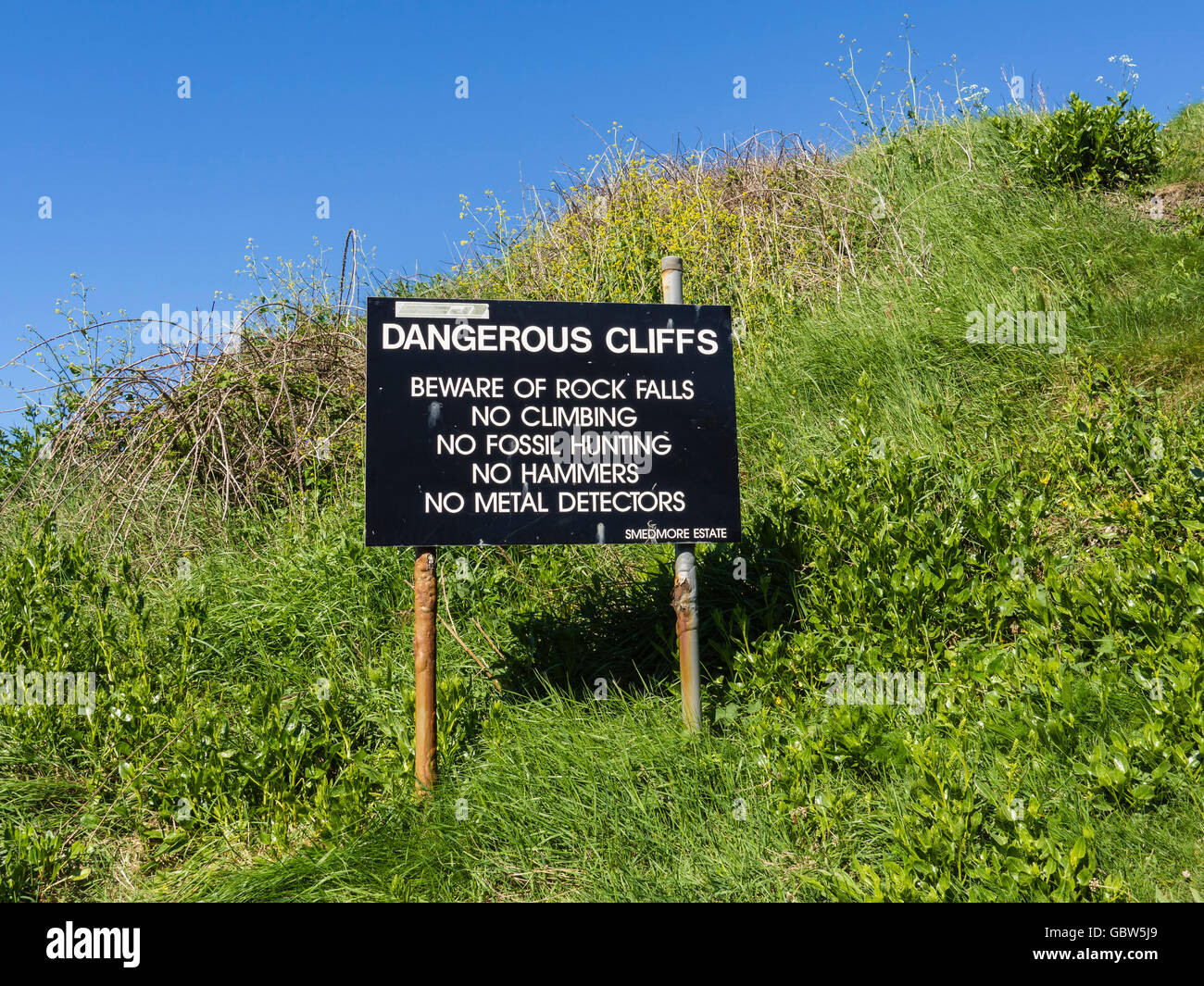 Segnale di avvertimento per scogli pericolosi a Kimmeridge Bay, Dorset, England, Regno Unito Foto Stock