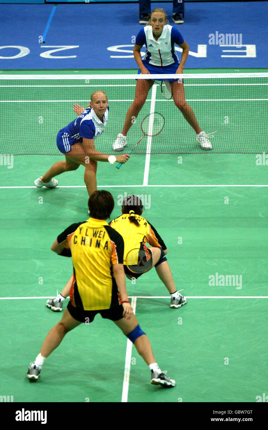 Badminton - Giochi Olimpici di Atene 2004 - Donne doppie - secondo turno - Gran Bretagna / Cina. Gli EMM Gail della Gran Bretagna e Donna Kellogg (TOP) competono contro il cinese Tingting Zhao & Yili Wei Foto Stock