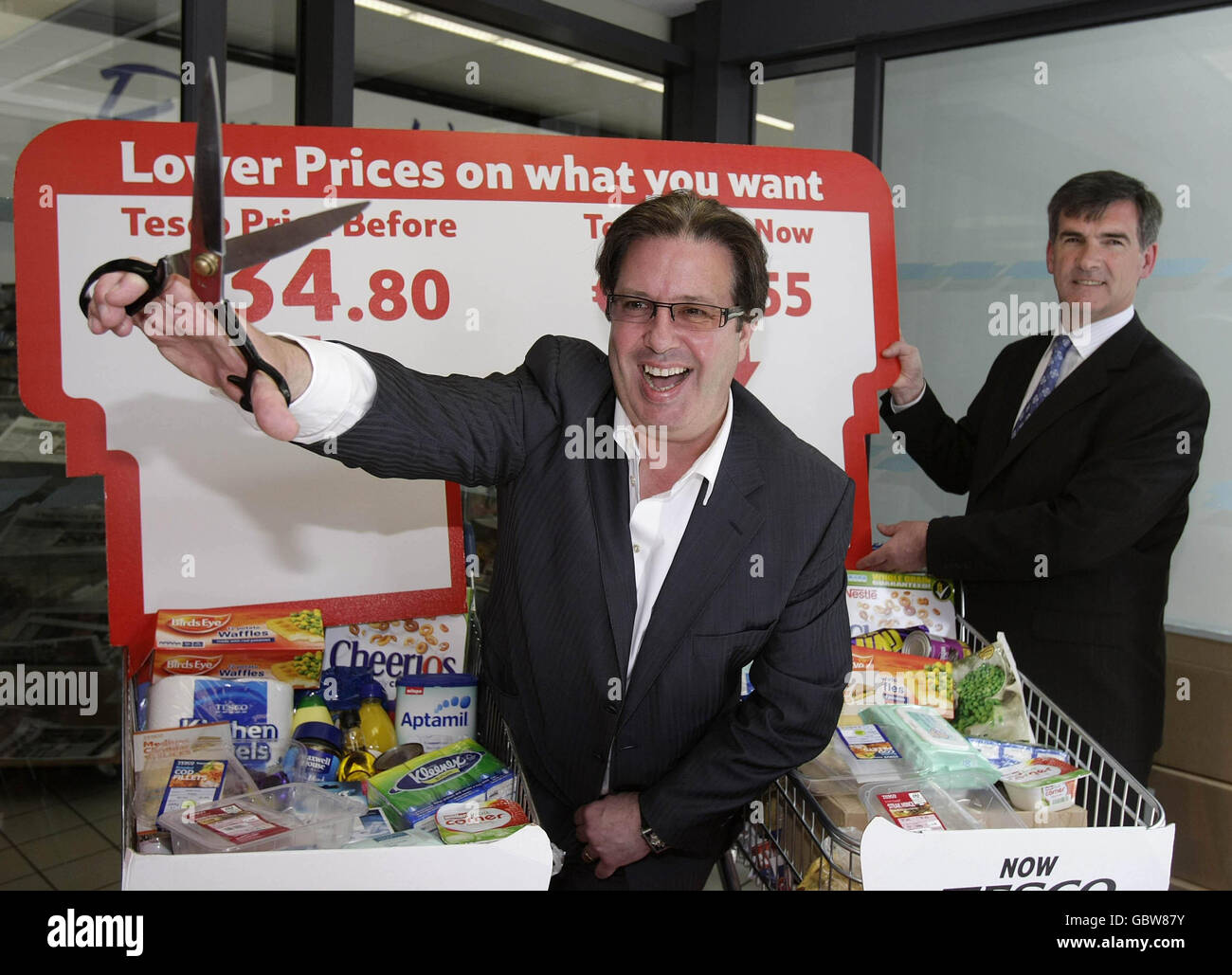 Il presentatore di RTE Gerry Ryan (a sinistra) e Tony Keohane, CEO di Tesco Ireland, lanciano i nuovi tagli ai prezzi dell'azienda ai media in una conferenza stampa a Dublino. Foto Stock