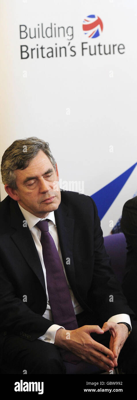 Il primo ministro Gordon Brown visita Sherburn nella biblioteca di Elmet oggi mentre continua il suo tour regionale. Foto Stock