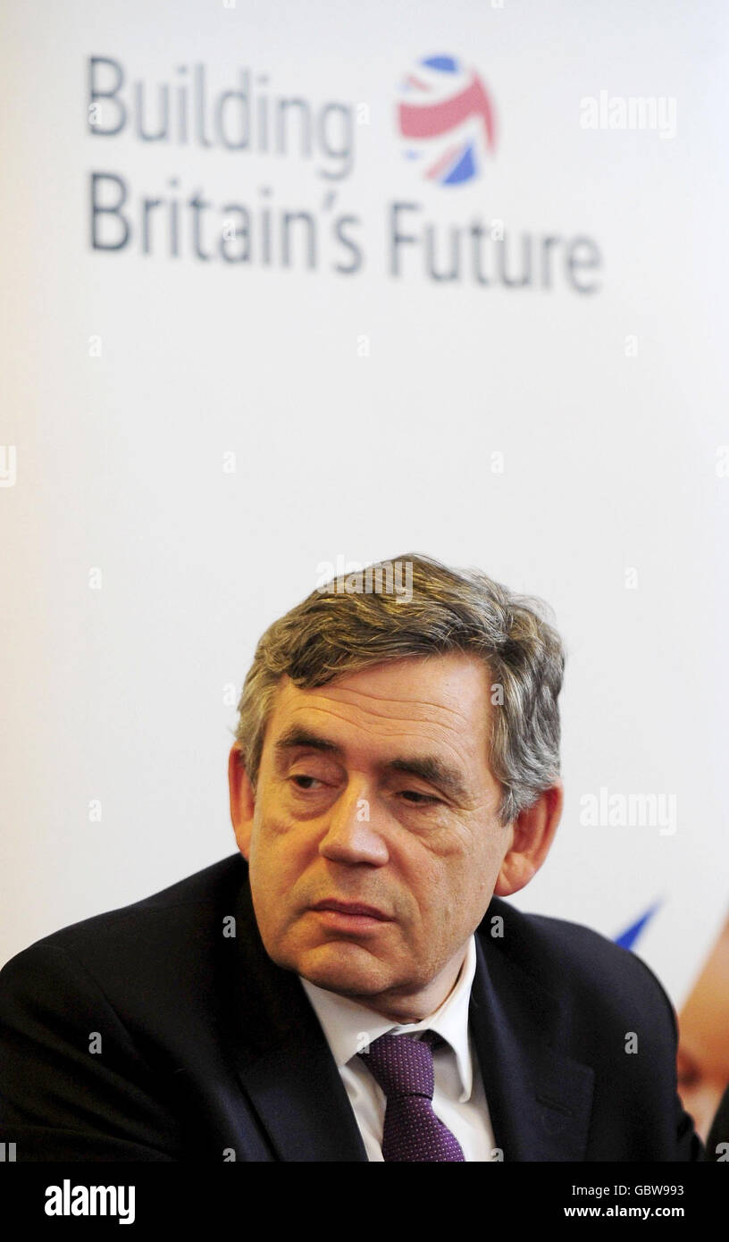 Il primo ministro Gordon Brown visita Sherburn nella biblioteca di Elmet oggi mentre continua il suo tour regionale. Foto Stock