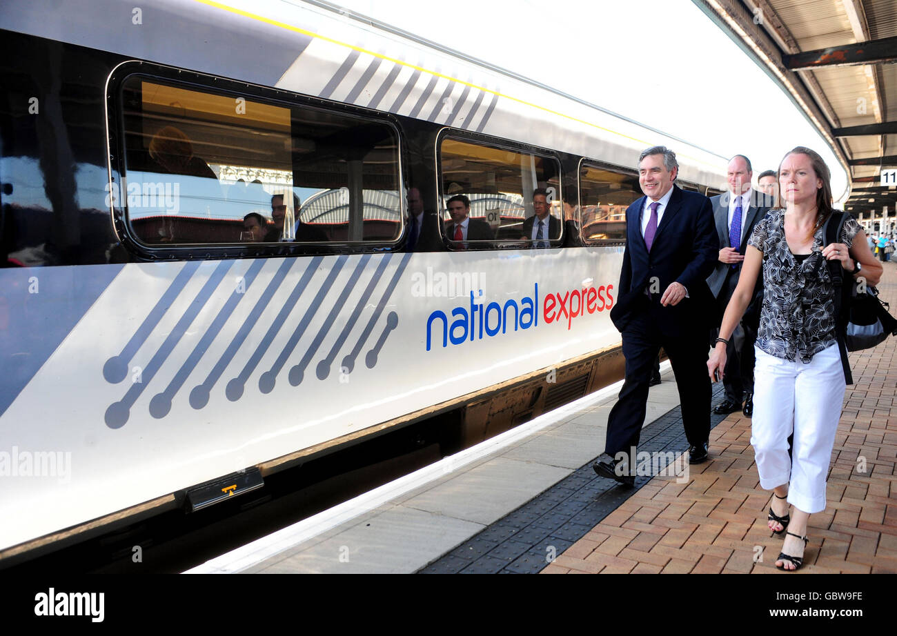 PRODOTTO ALTERNATIVO. Il primo ministro Gordon Brown prende un treno National Express a nord dalla stazione di York questo pomeriggio. Foto Stock