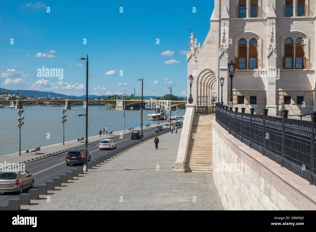 Vista lungo Antall József road presso il palazzo del Parlamento, guardando verso il ponte Margherita e il fiume Danubio, Budapest, Ungheria Foto Stock