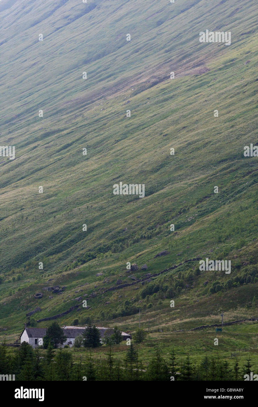 Detriti dispersi da una RAF Tornado F3 dopo che si è schiantato in una collina vicino Arrochar, Argyll. Due membri dell'equipaggio della RAF sono morti nell'incidente confermato dal Ministero della Difesa. Foto Stock