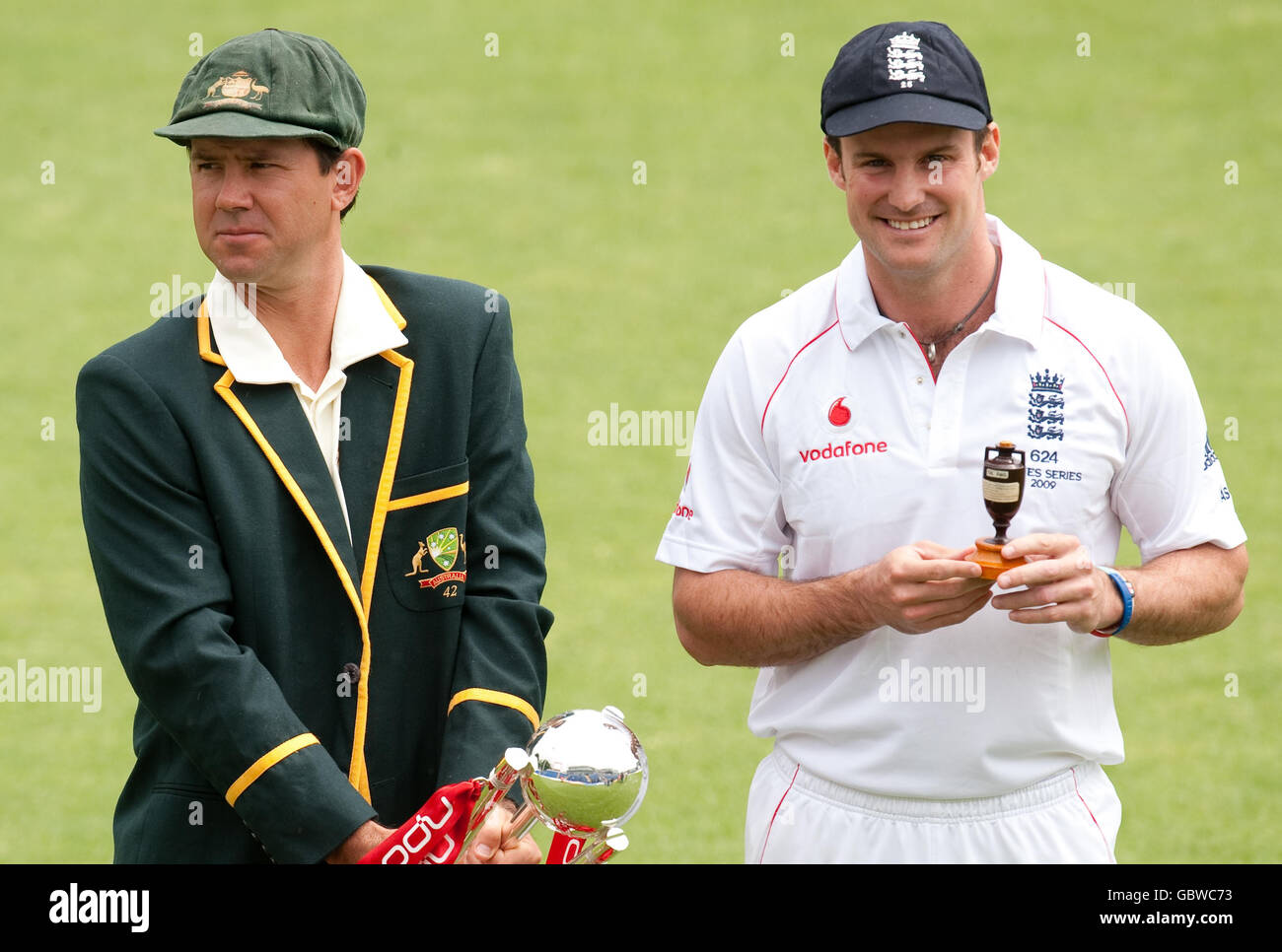 Il capitano dell'Inghilterra Andrew Strauss e il capitano ...