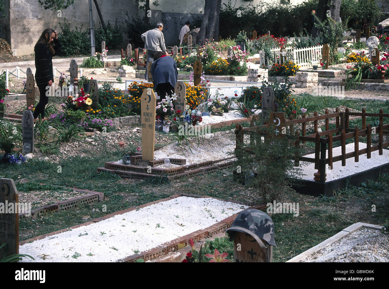 Eventi, Guerra bosniaca 1992 - 1995, Mostar, cimitero con tombe di un anno, 1994, tomba, tombe, morte, Bosnia-Erzegovina, Jugoslavia, guerre jugoslave, Balcani, conflitto, persone, anni '90, 90, 20 ° secolo, storico, storico, lutto, lutto, perdita, diritti aggiuntivi-clearences-non disponibili Foto Stock