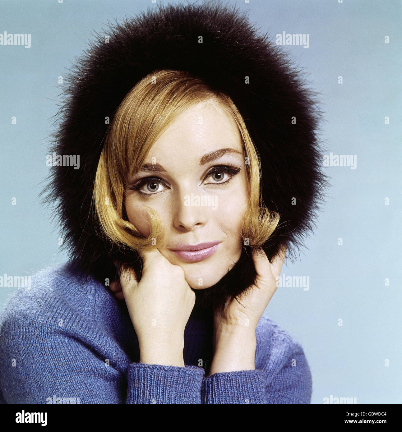 Moda, anni '60, accessori, cappelli, donna che indossa un cappuccio in pelliccia, Additional-Rights-Clearences-non disponibile Foto Stock
