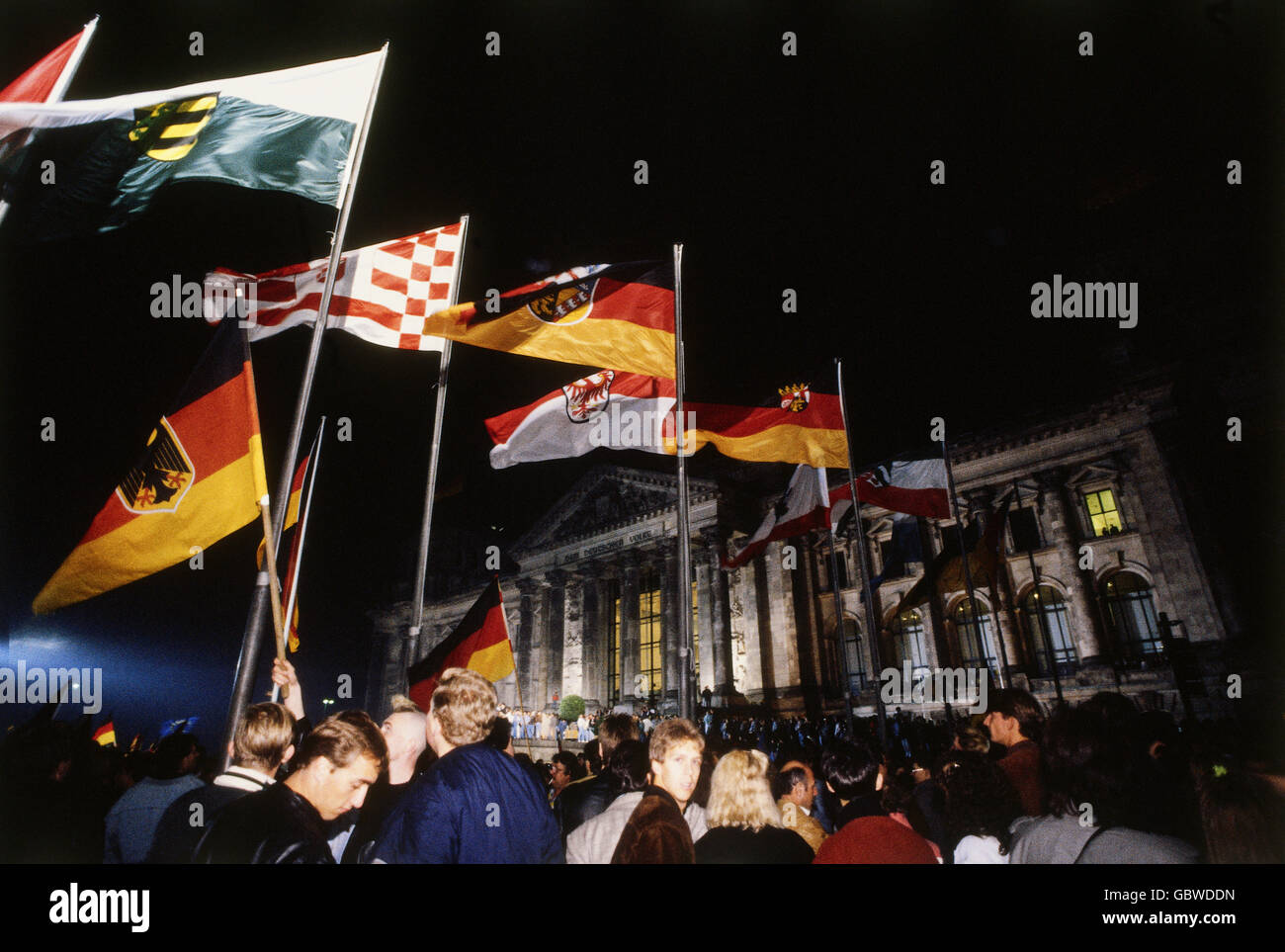 Geografia / viaggio, Germania, riunificazione, persone con bandiere di fronte al Reichstag, Berlino, 2. - 3.10.1990, diritti-aggiuntivi-clearences-non disponibile Foto Stock