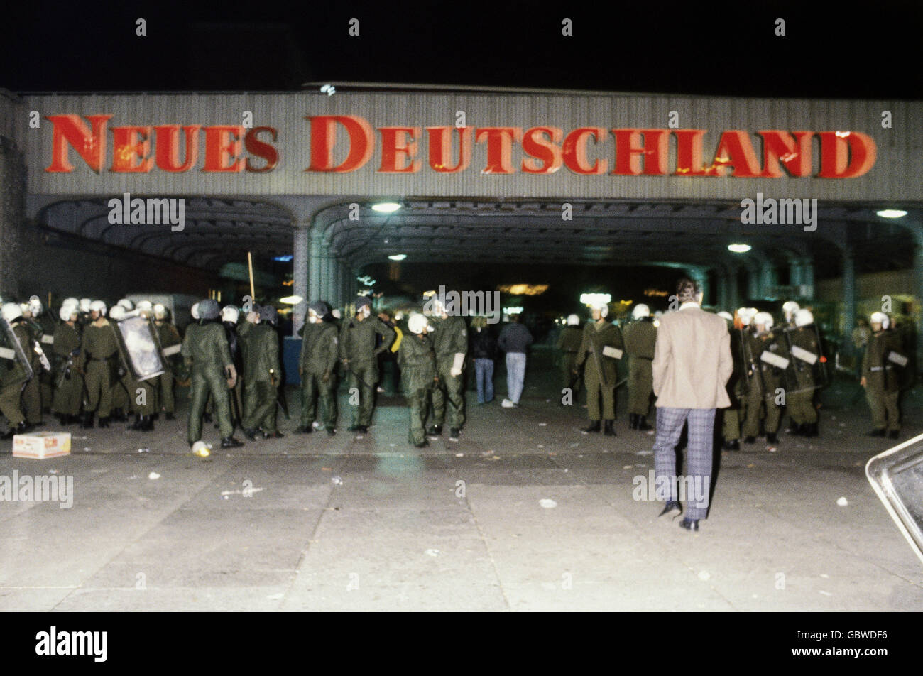 Geografia / viaggio, Germania, riunificazione, celebrazione, distacco della polizia ad Alexanderplatz, Berlino, 2. - 3.10.1990, diritti-aggiuntivi-clearences-non disponibile Foto Stock