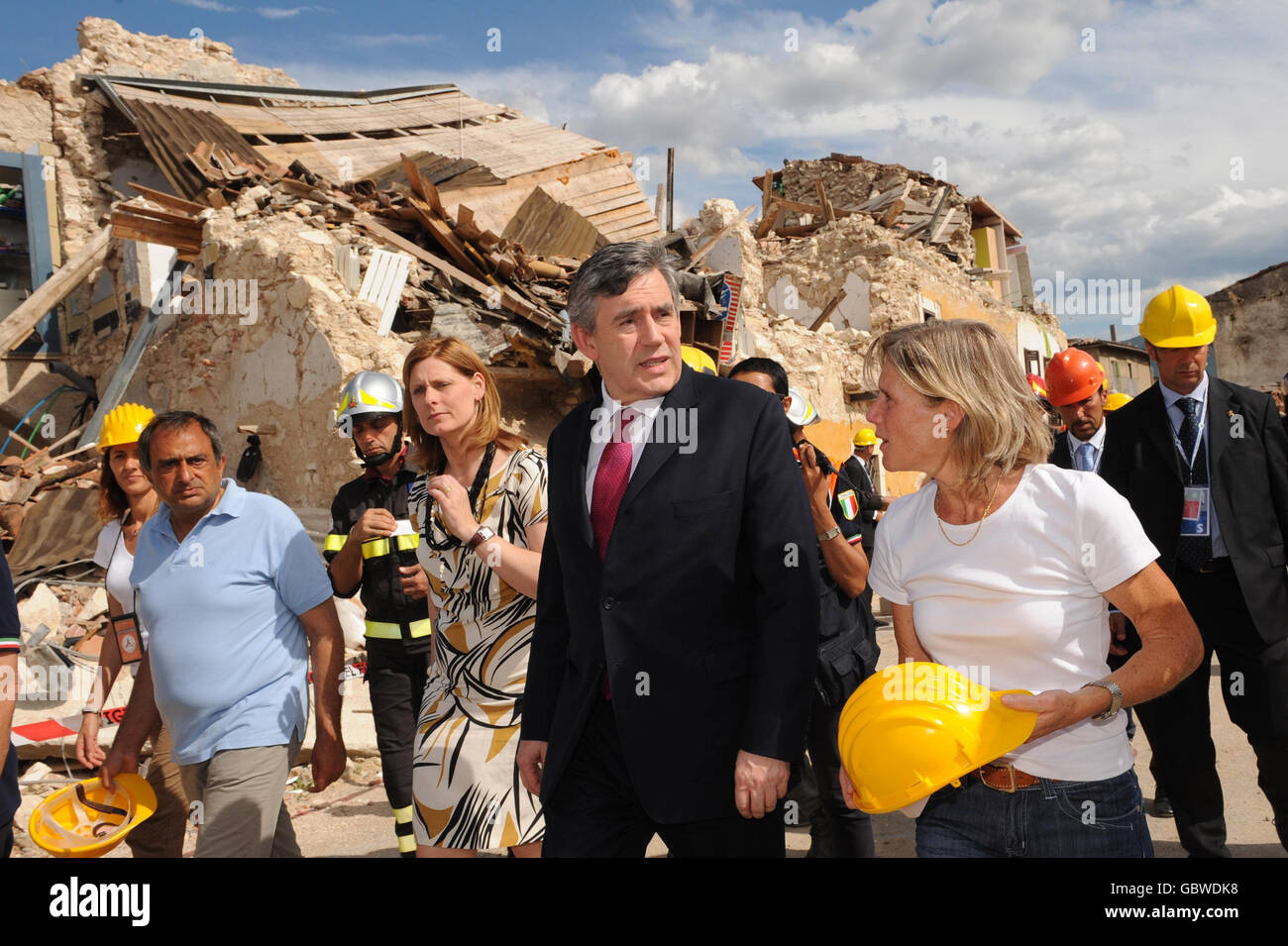 Il primo ministro Gordon Brown e sua moglie, Sarah Brown, hanno camminato intorno al villaggio rovinato di Onna vicino l'Aquila, Italia con la donna britannica Joanna Griffith-Jones (destra), 46, la cui casa è stata distrutta dal terremoto del 6 aprile 2009. Foto Stock