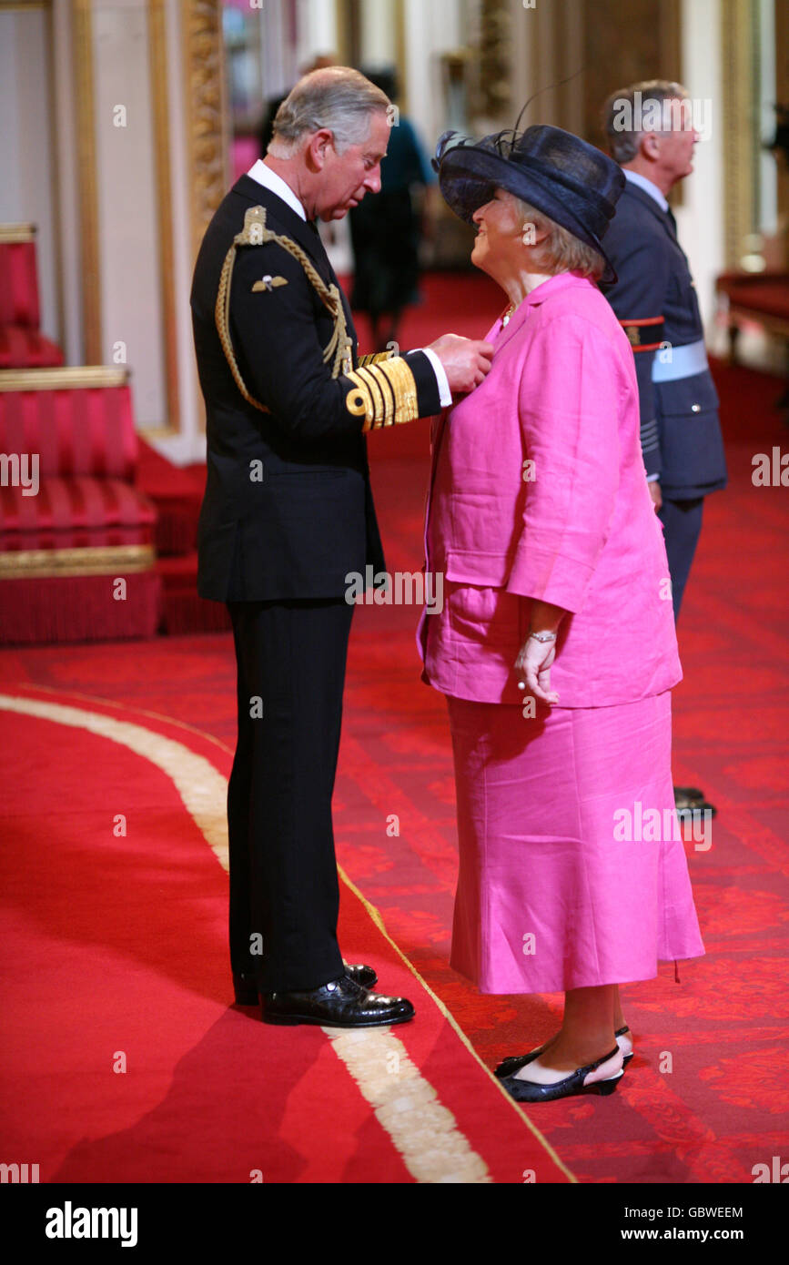 La signorina Leslie Dillingham di Londra è stata resa un MBE dal Principe del Galles a Buckingham Palace. Foto Stock