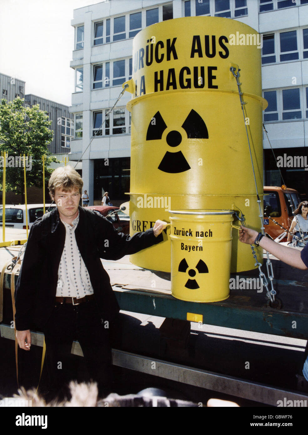 Politica, organizzazioni internazionali, Greenpeace, azioni, azioni contro il riciclaggio dei rifiuti nucleari tedeschi a la Hague, Francia, attivista Gero Luecking con un barile di fronte al Ministero bavarese dell'ambiente, Monaco, 18.7.1997, diritti aggiuntivi-clearences-non disponibili Foto Stock