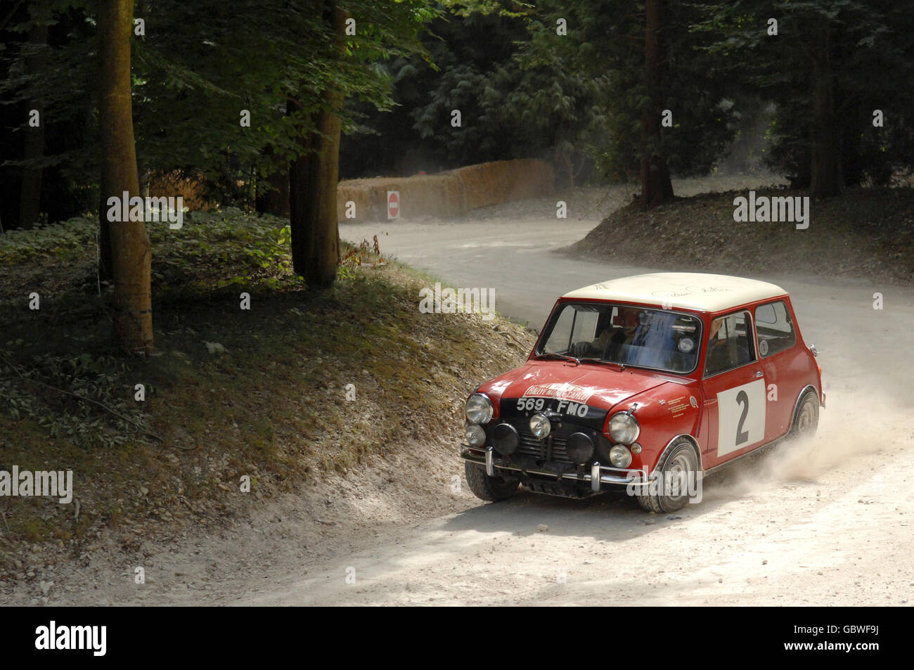 Auto - Goodwood Festival della velocità. Un Austin Mini Cooper S è guidato intorno al Forest Rally Stage durante il Goodwood Festival of Speed 2009. Foto Stock