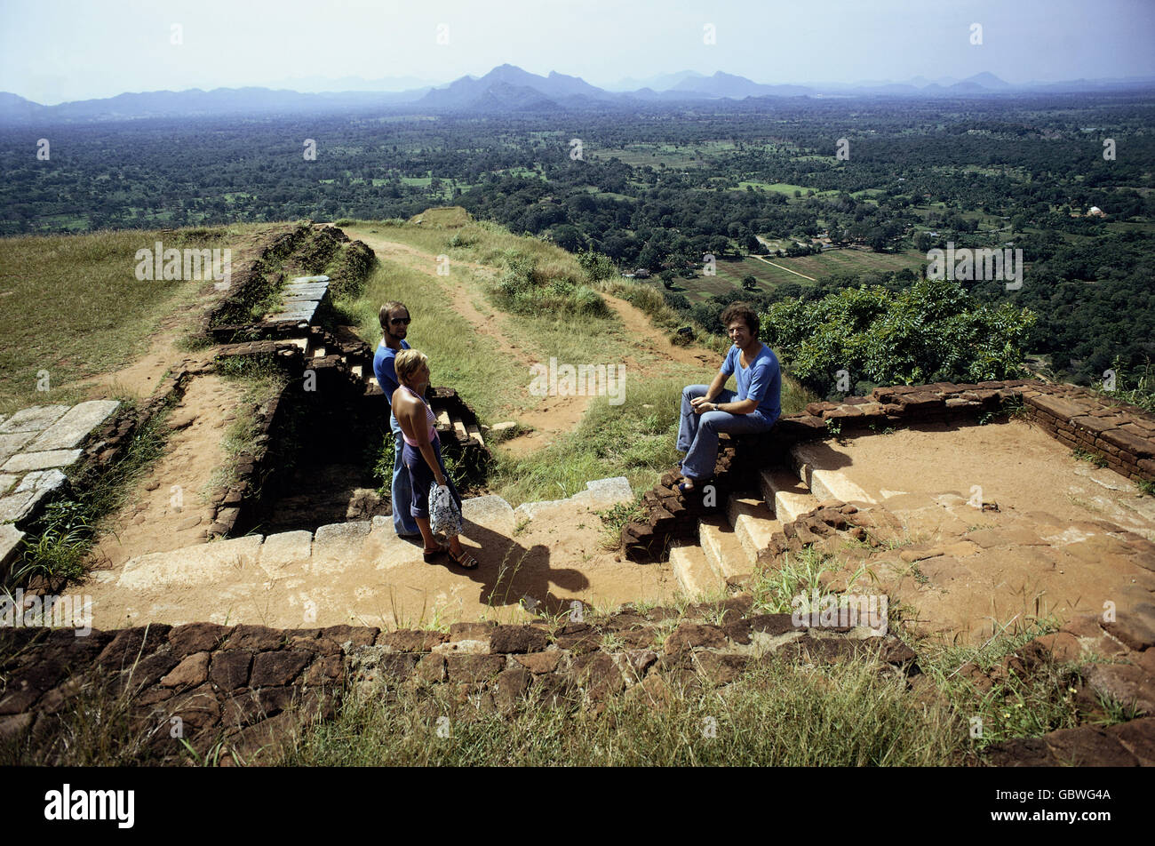 Geografia / viaggio, Sri Lanka, Polonnaruwa, complesso di templi, turisti su gradini di tempio, anni '70, , diritti aggiuntivi-clearences-non disponibile Foto Stock