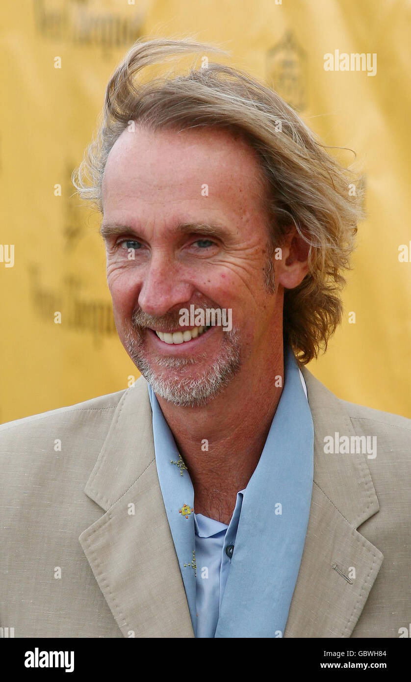 Mike Rutherford arriva per la finale della Polo Gold Cup di Veuve Clicquot al Cowdray Park Midhurst, West Sussex. Foto Stock