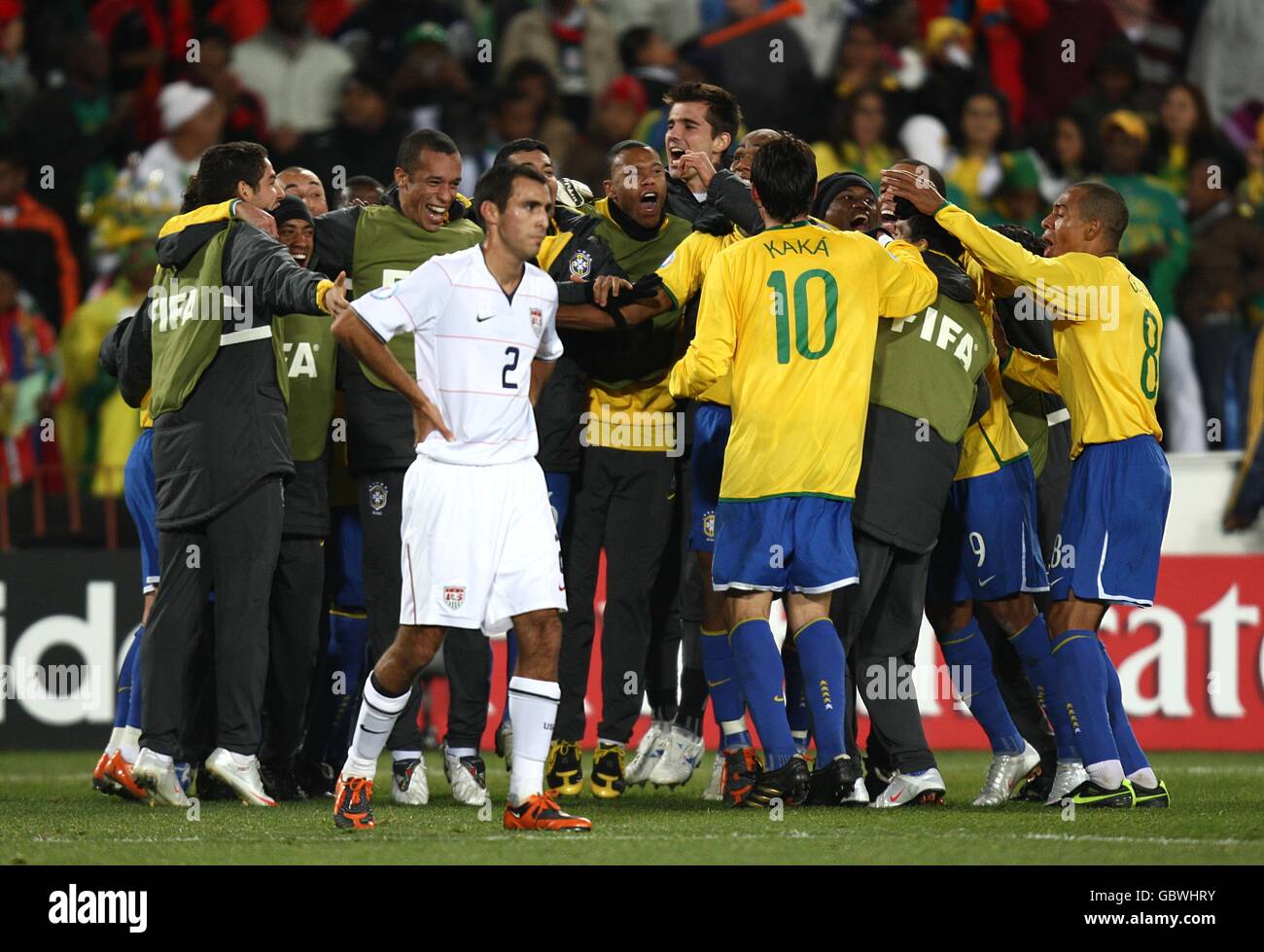 Jonathan Bornstein (centro) degli Stati Uniti oltrepassa il team brasiliano espulso Mentre celebrano la vittoria della finale della Confederations Cup Foto Stock