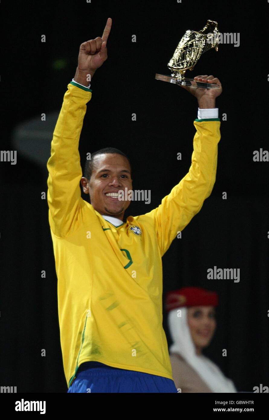 Il brasiliano Luis Fabiano festeggia con il Golden Boot Trophy After Vincere la finale della Confederations Cup Foto Stock