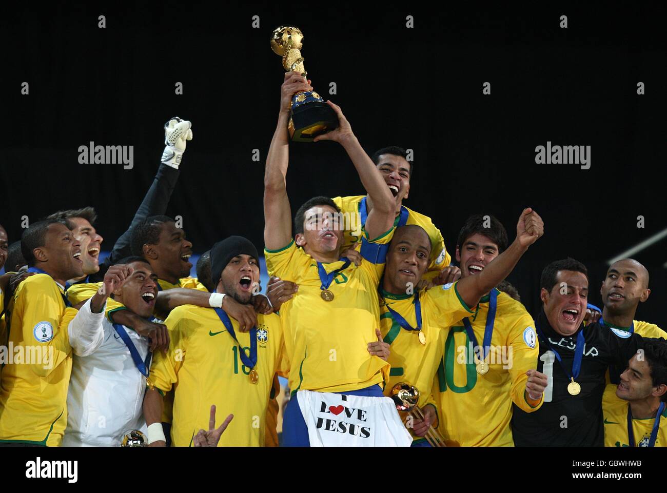 Lucio in Brasile festeggia con il Trofeo Confederations Cup dopo aver vinto il Finale Foto Stock